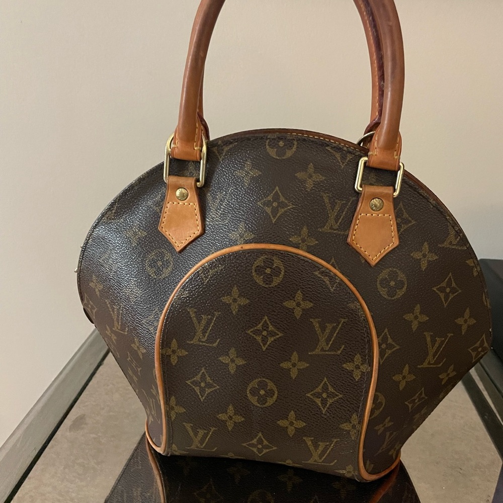 Louis Vuitton Monogram Ellipse
